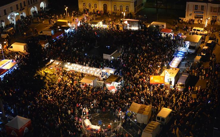 Lidé zaplnili při rozsvěcení stromku v Bílině tamní náměstí. Foto: Karel Schön